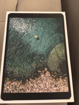 iPad Pro 10.5 64GB used with Inatech keyboard and original box