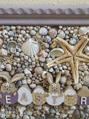 Easter-themed shell frame like new