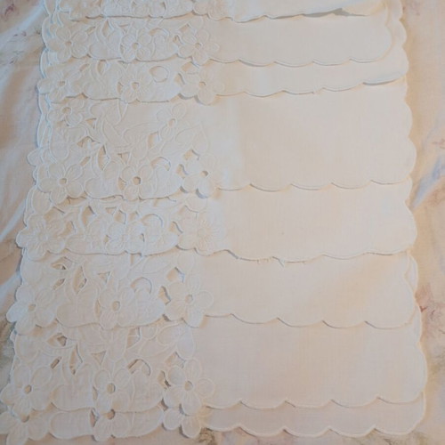 Set of 8 table linens like new