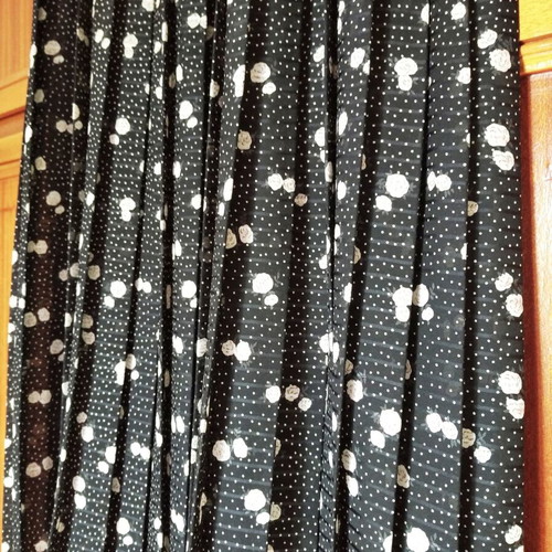 Pleated long skirt like new, black with white polka dots, elastic waist