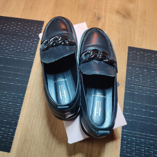Leather loafers 5th Avenue size 39 like new black