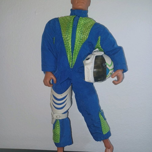 Max Steel figure used, in good condition, missing shoes