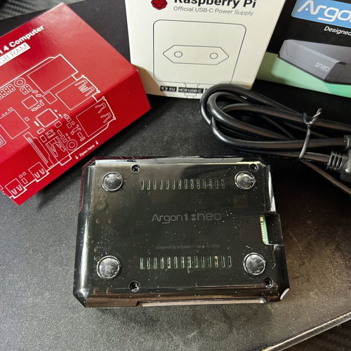 Raspberry Pi 4 Model B 2GB complete kit with Argon NEO case like new
