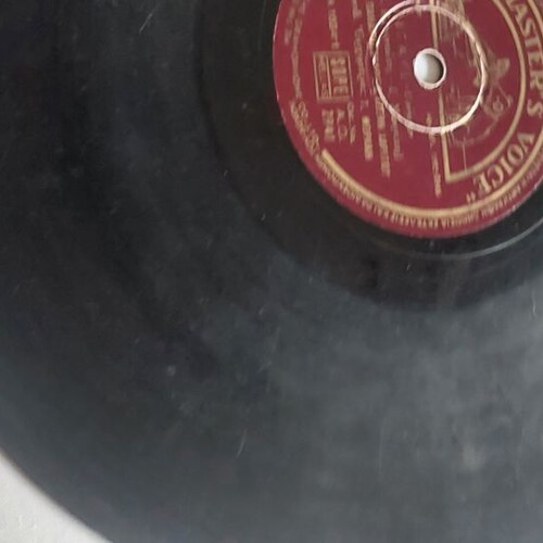 His Master's Voice record used, 'Mono konta sou' laiko