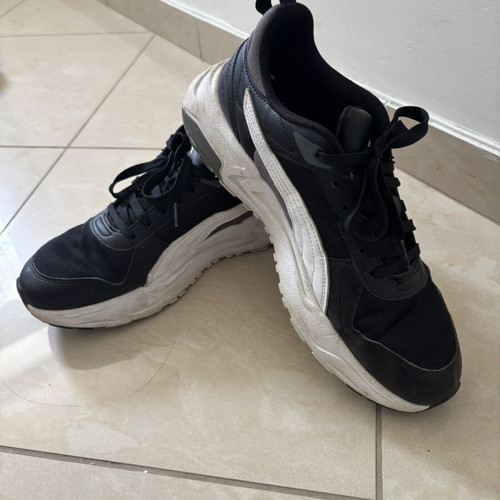Puma sneaker size 44, like new, black and white