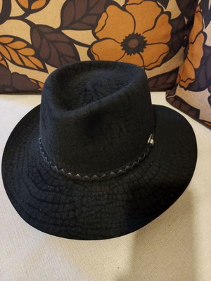 Mayser hat black new, size M
