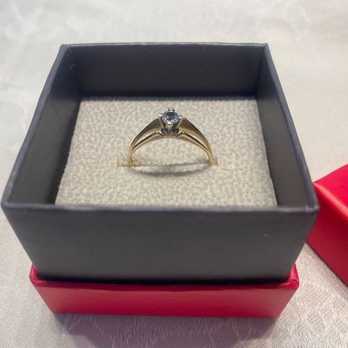 Gold ring with diamond. Solitaire.