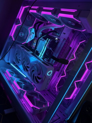 High-End Gaming Workstation Setup with Intel Core i9-14900K and MSI RTX 5070 Ti