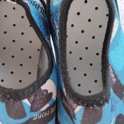 Beach shoes like new, sizes 30/31, black and blue
