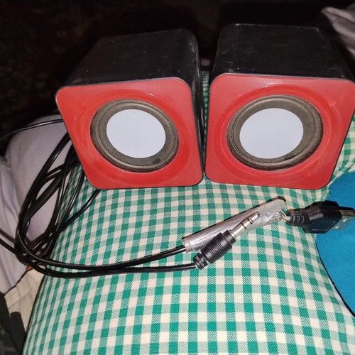 Compact budget vintage stereo computer speakers cube design