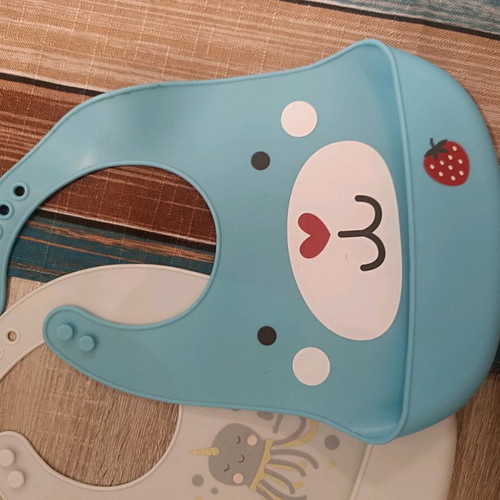 Silicone bibs 2 pieces like new
