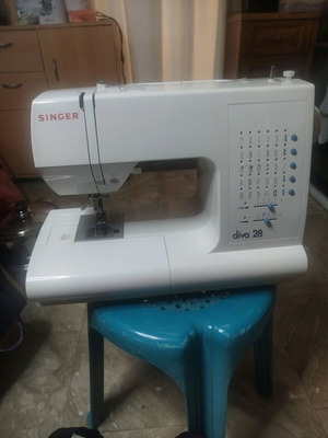 Singer electronic sewing machine like new