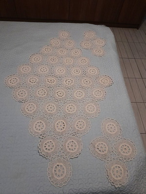 Table runner with napkins like new, dimensions 127x77 and 37x27