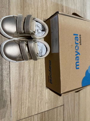 Παιδικά παπούτσια Mayoral νούμερο 19 σαν καινούργια