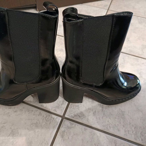 Patent leather ankle boots new with medium heel size 39 black
