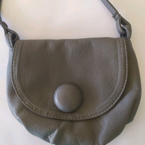 Gray crossbody bag like new with long strap and magnetic closure