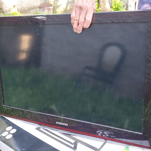 Samsung LE32C450E1W 32" TV used with stand and horizontal line defect
