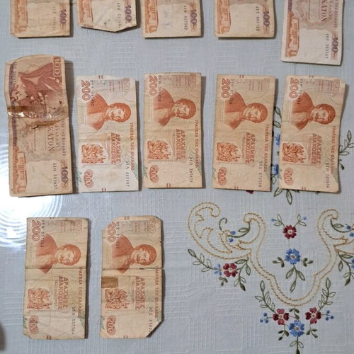 Used banknotes, 2×500, 29×100, 6×200