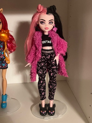 Mattel Creepover Draculaura doll new, complete without stand