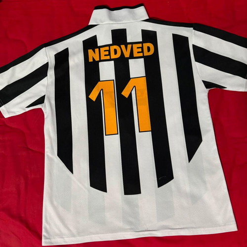 Football t-shirt like new, size M, black and white