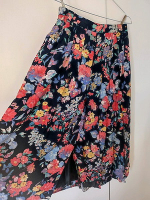 Vintage skirt with lining and waist tapering, like new