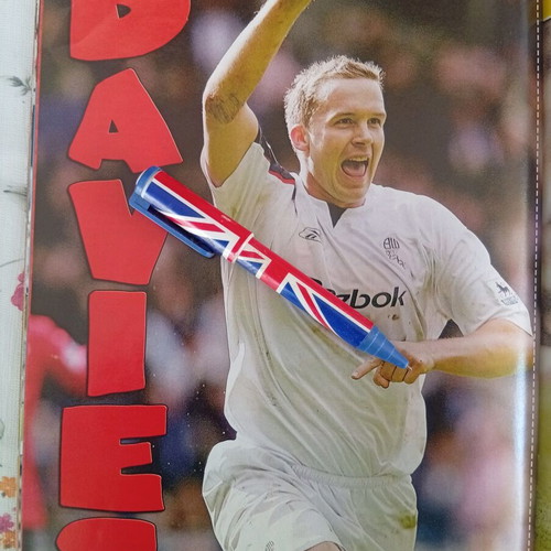 Match football magazine issue 2-8/5/2006 like new with West Ham poster
