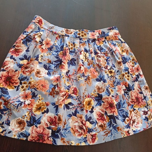 Strativarius floral mini skirt like new, size 38
