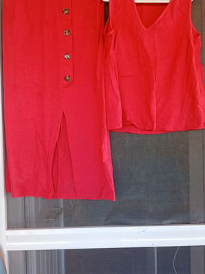 Emery Rose skirt and blouse set like new, size large, red
