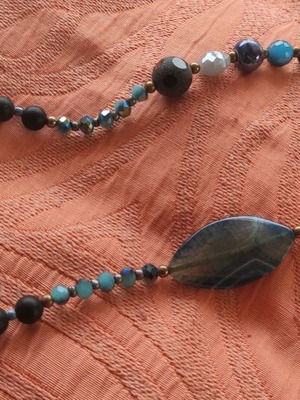 Necklace with semiprecious stones in black and blue, new