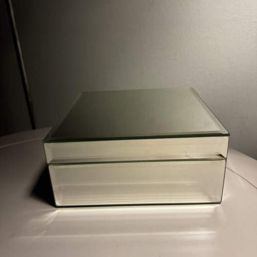 Square jewelry box with mirror exterior, 19x19 cm