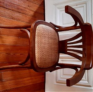 Δύο ξύλινες καρέκλες με μπράτσα