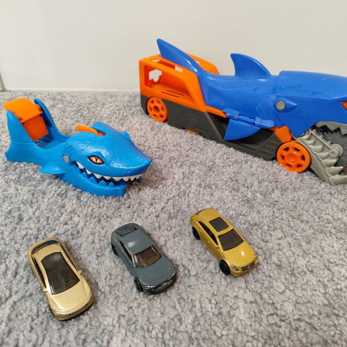 Hot Wheels shark like new, package with three cars