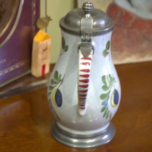 Αντικέ γερμανική κανάτα faience με καπάκι από κασσίτερο μεταχειρισμένη, 19ος αιώνας