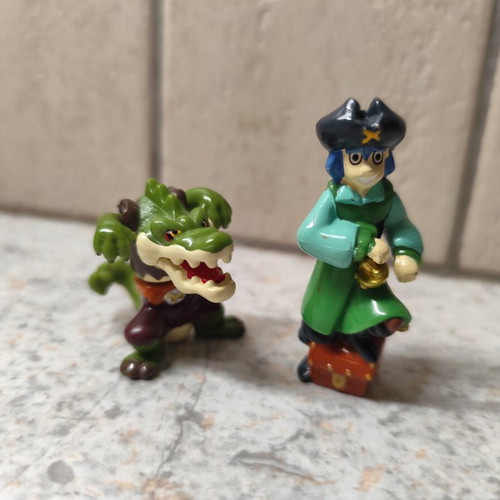 Kinder figures set of 2 like new