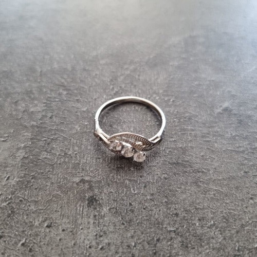 Vintage fashion ring with three clear stones