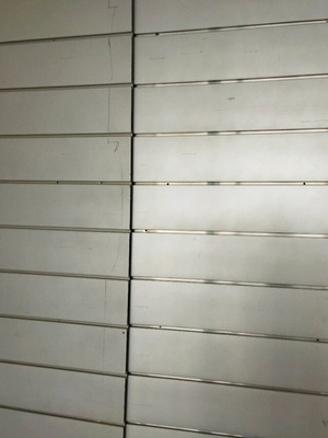 Πάνελ Slat μεταχειρισμένα με γυάλινα ράφια και άγκιστρα