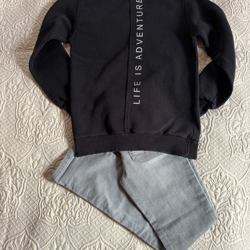 Spark sweatshirt set with double print and grey jeans used