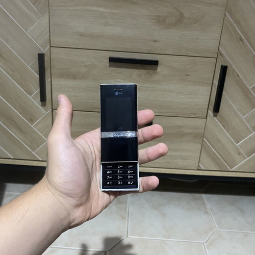 LG Chocolate KE800 mobile phone like new, rare