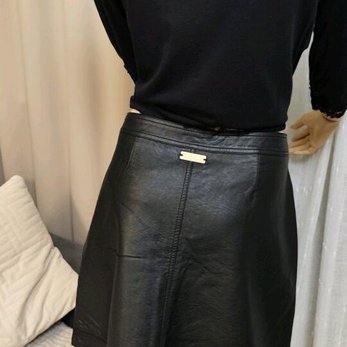 Lynne black leatherette skirt like new, size Large