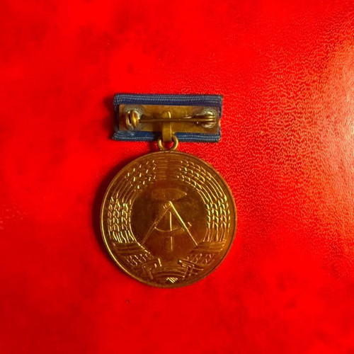 East Germany DDR Firefighter Medal Für Treue Dienste like new