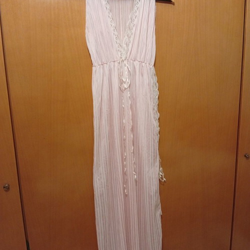 Sleepwear set like new, pink robe and nightgown