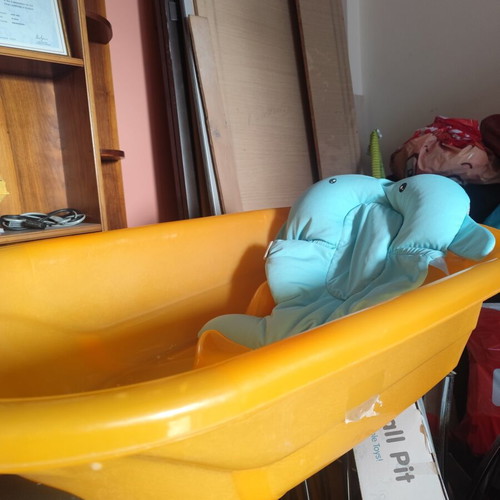 Baby bath with foldable metal stand used