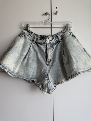 High-Waisted Acid Wash Pleated Denim Shorts, size M