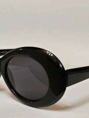Sunglasses like new with fabric case