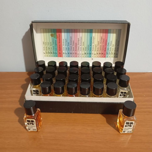 Mini perfumes Julian Jill vintage coffret d'echantillons used, 32 pieces