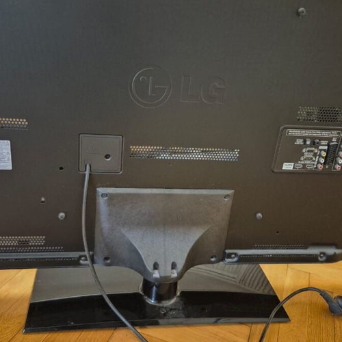 LG 42lv4500 Full HD TV with Google Chromecast gift like new