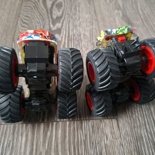 Monster truck like new, pack of 2 toy cars