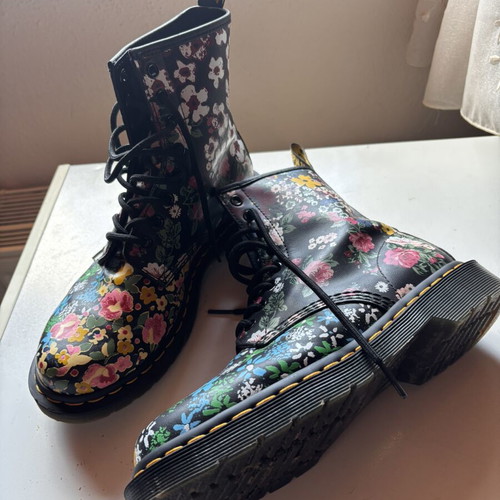 Dr. Martens boots with floral pattern like new, size 38