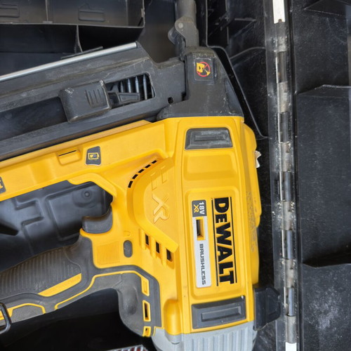 DeWalt DCN890 Concrete Nail Gun like new with 900 nails 3.5mm
