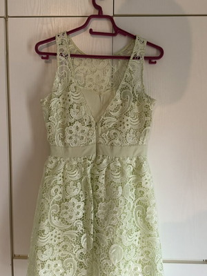 Lipsy lace dress medium size 10 lime cream like new